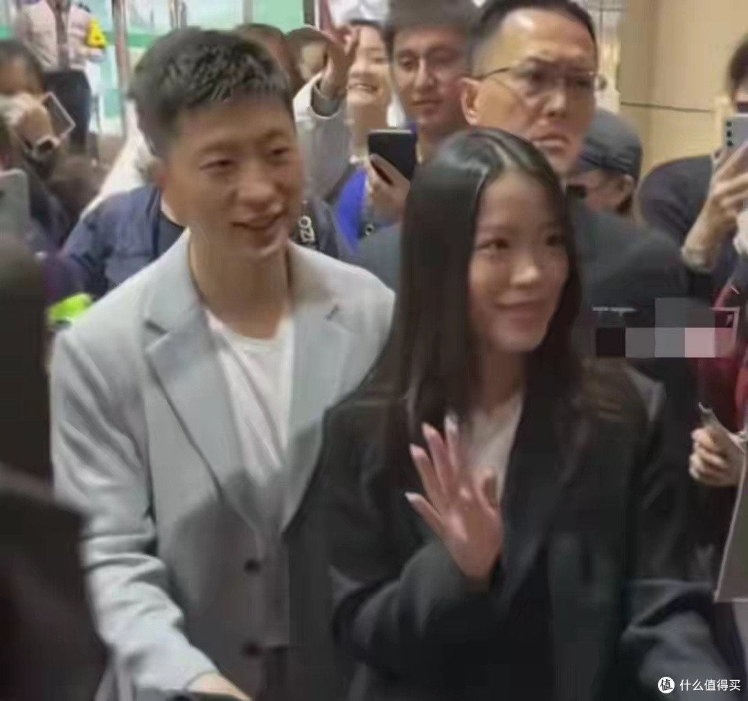 马龙抵达台湾引轰动，机场被围的水泄不通，欢呼声快掀翻屋顶！