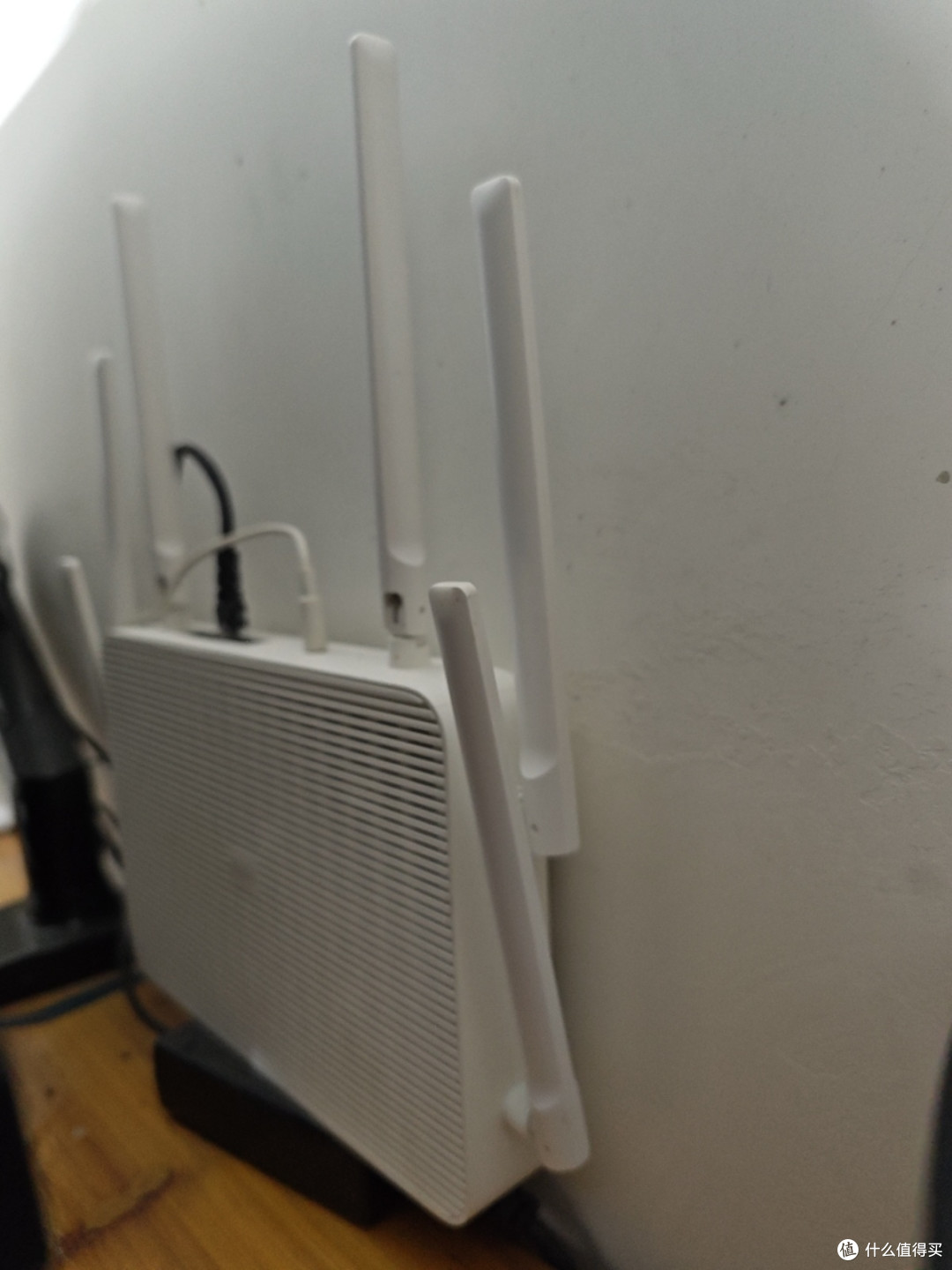 神器红米AX6，现在放在显示器后面做mesh子路由