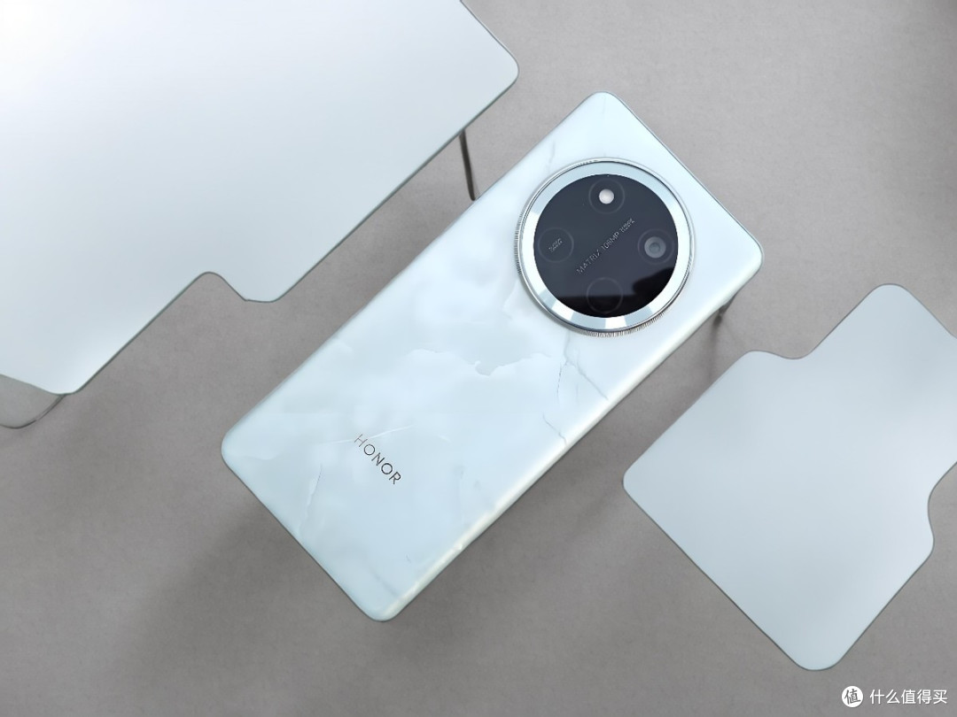 荣耀不讲武德,北斗卫星通信+绿洲护眼+6600mAh,外观致敬华为Mate70