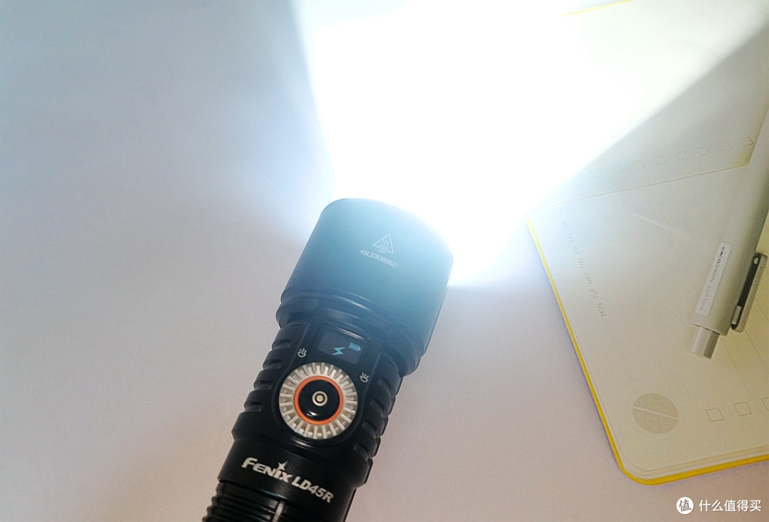 Fenix 菲尼克斯 LD45R手电体验：智能显示屏和调焦拨盘更便捷！