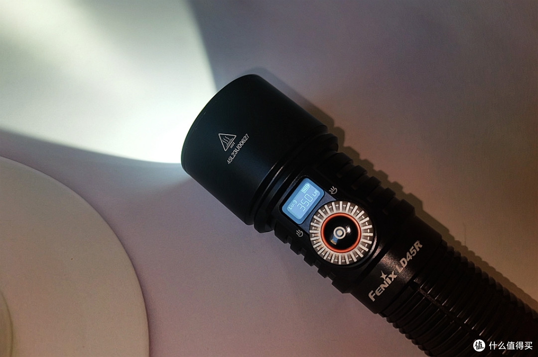 Fenix 菲尼克斯 LD45R手电体验：智能显示屏和调焦拨盘更便捷！