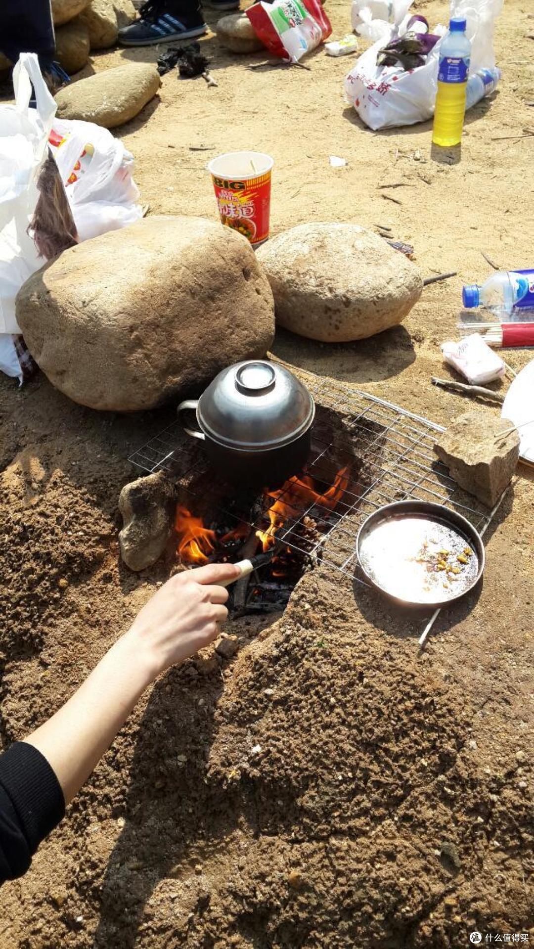 水库滩涂地挖坑烧烤进行时