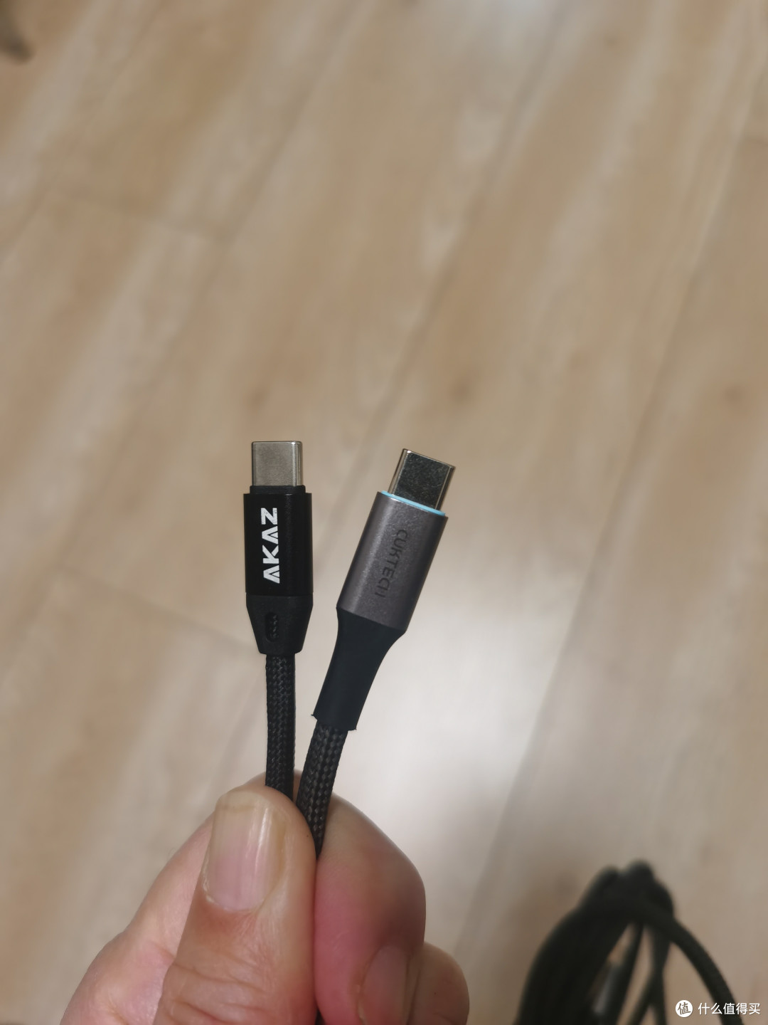 酷态科磁吸充电线和AKAZ磁吸充电线对比
