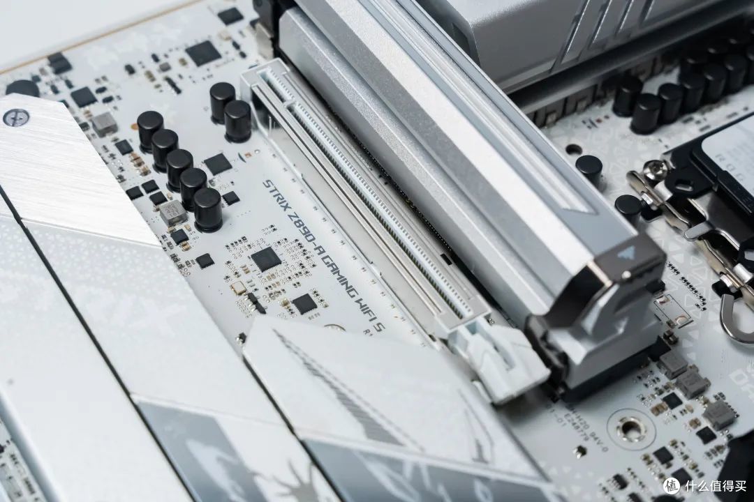AI超频跑分一键破300万！ROG Z890吹雪实测