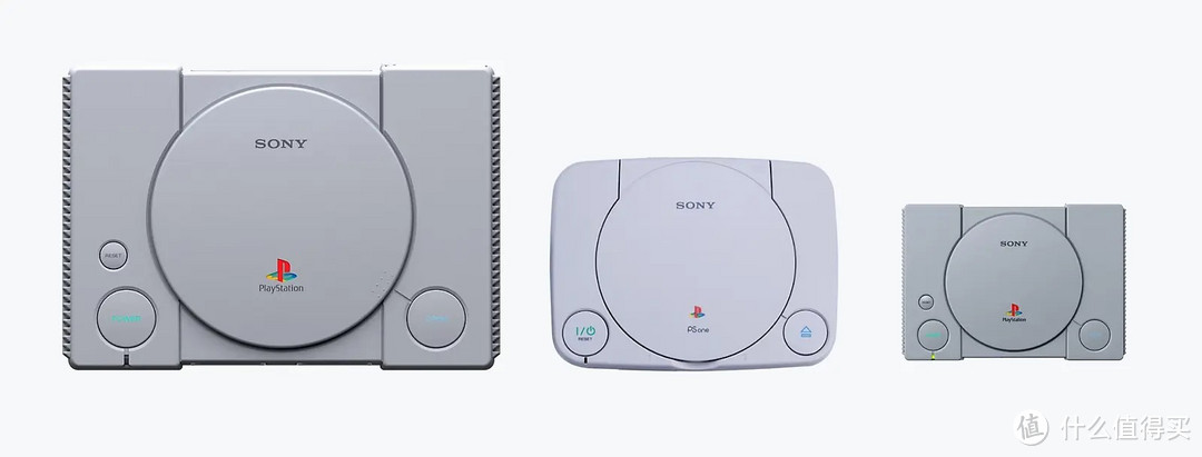 从左到右依次是第一代PlayStation、最终改良版的PS One，以及为纪念24周年而发布的复刻版小型游戏机PlayStation Classic