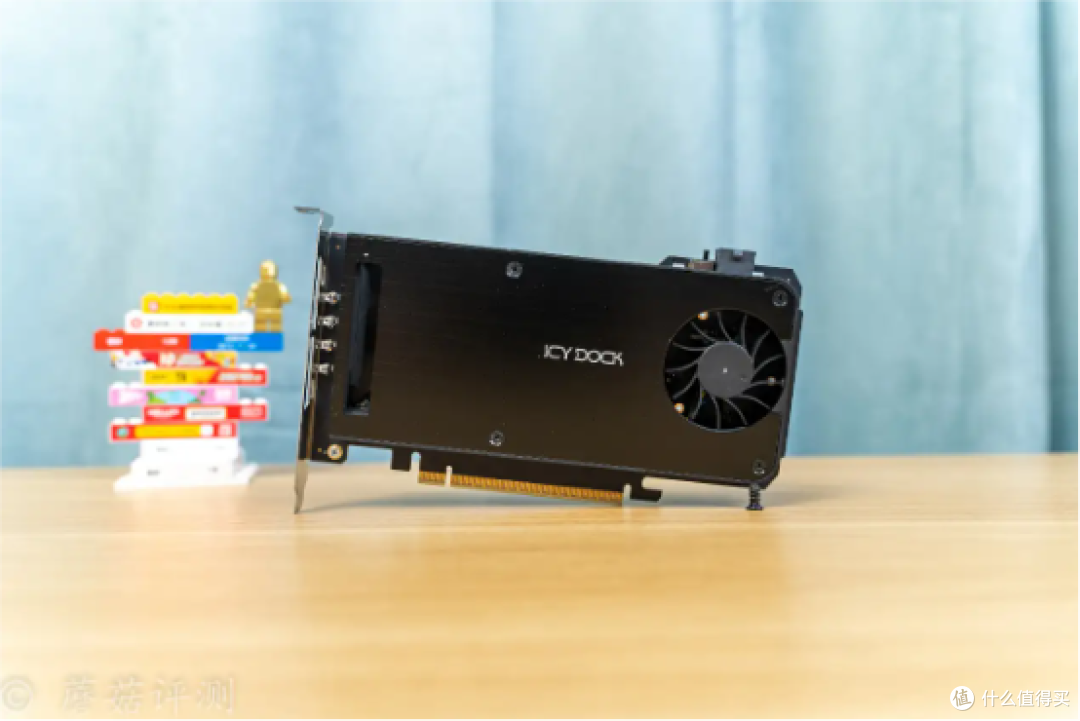 拓展灵活,艾西达克4盘位PCIe5.0硬盘抽取盒