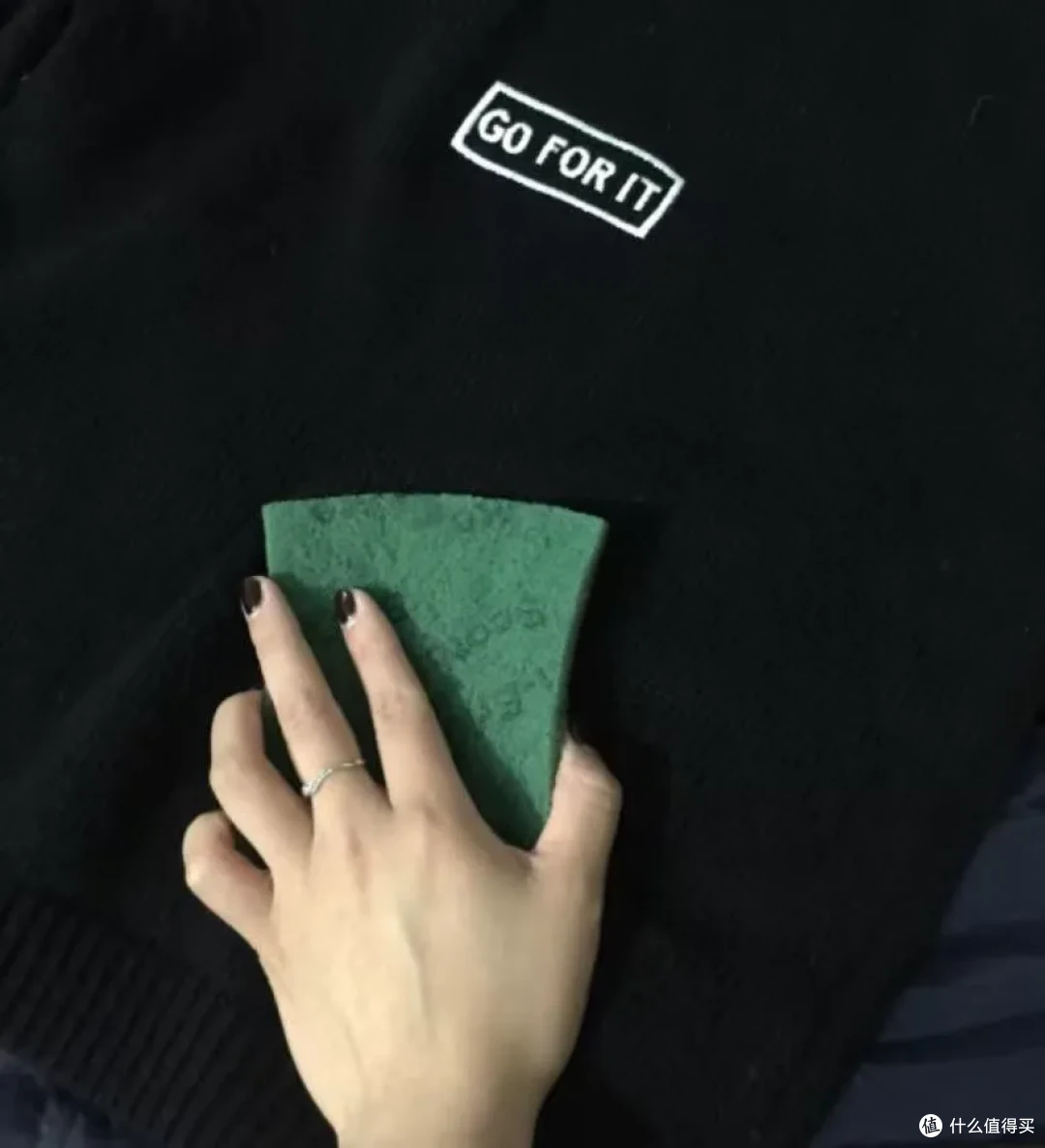 衣服粘毛怎么办?教你2招,瞬间洁净如新