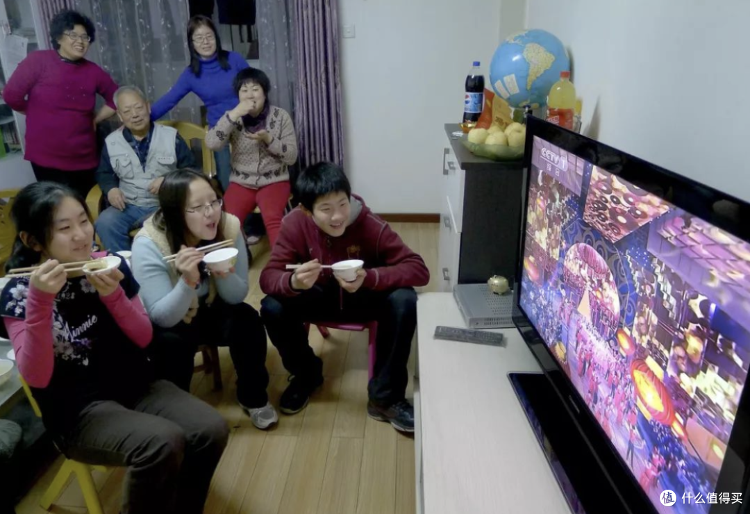 疑问：电视是否真的已成摆设？新居入伙友人斩钉截铁：非有不可！