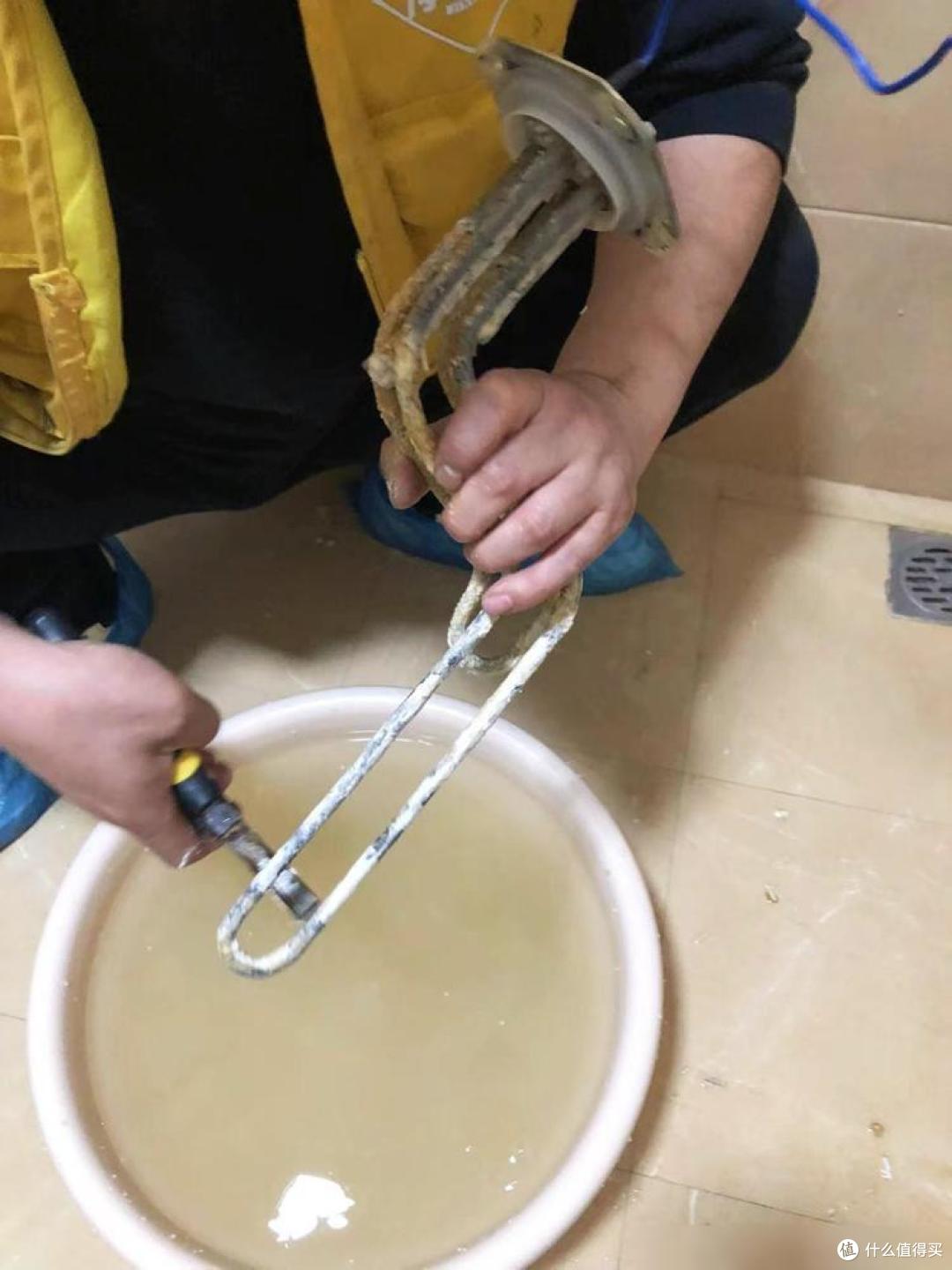 电热水器下面有个“小阀门”,80%的售后冤枉钱,都因它而花