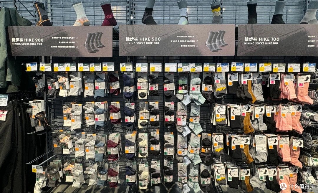 迪卡侬根据专业度把产品分为 100、500、900 等级别。入门体验选 100 就足够，专业进阶就往 500、900 去看。数值越大，功能性越强，价格也越高。