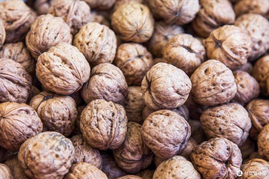 摊贩偷偷告诉我：这4种核桃不能买，不要钱也不吃，别再乱买了