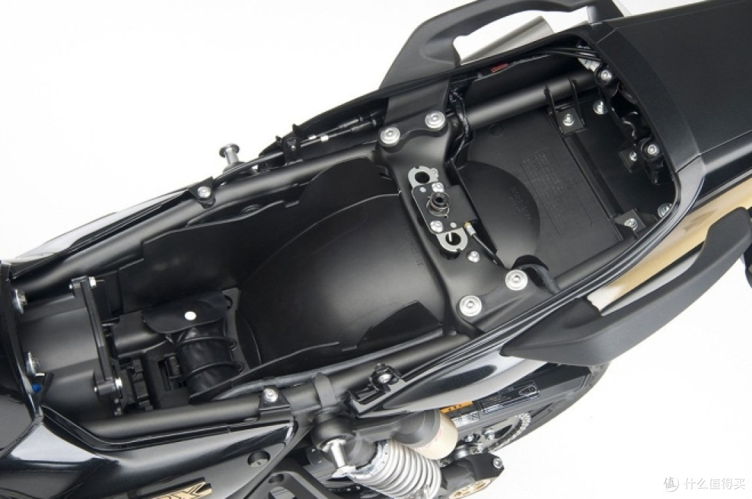 高性能优秀操控摩托车Kawasaki ZRX1200 DAEG
