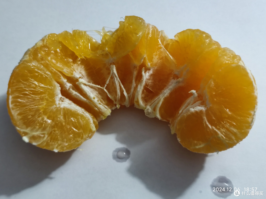 我这里线下超市1.5元一斤的橘子甘甜可口,苹果又脆又甜,超值。