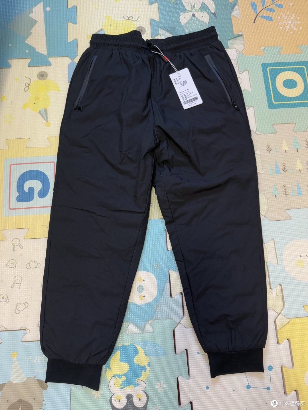 过冬不止羽绒服,裤子也要充绒才保暖。