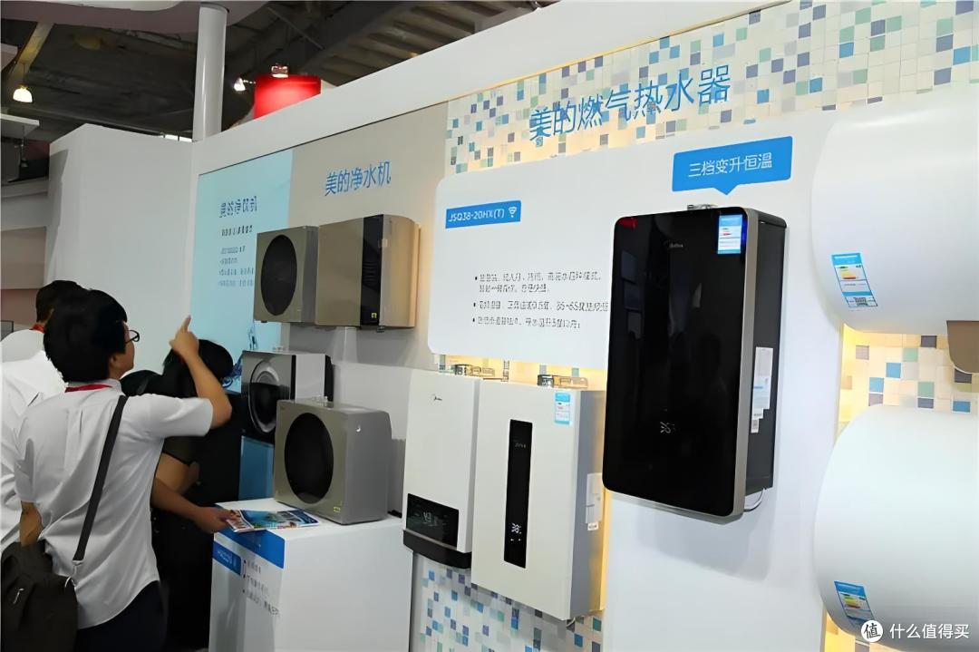 燃气热水器美的和海尔哪个好？商场导购道出实情：差距很明显！