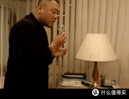 数码趣事，「别往高铁玻璃上贴智能手表」，好奇害死猫！