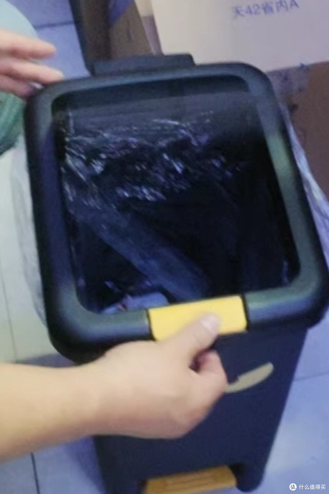 加粗钢架结构垃圾桶:家居清洁的实用利器