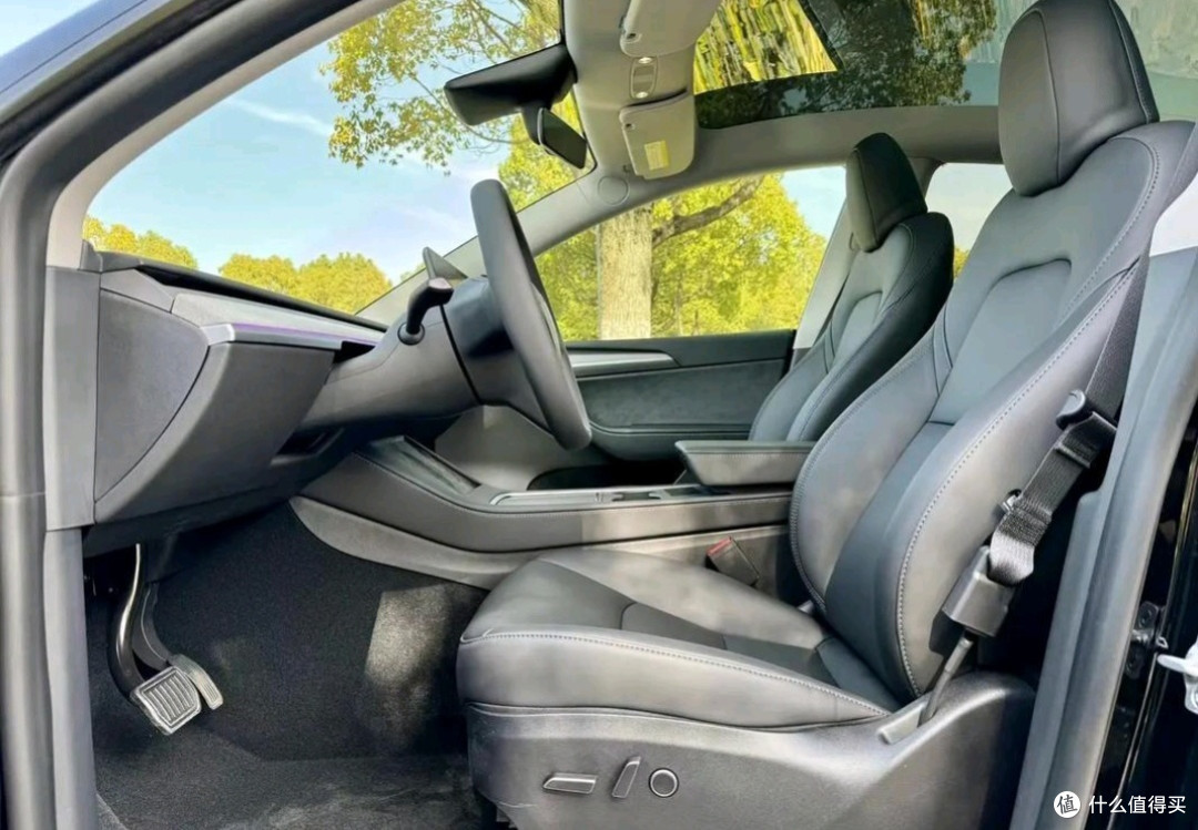 特斯拉Model Y，作为特斯拉旗下的一款中型SUV，
