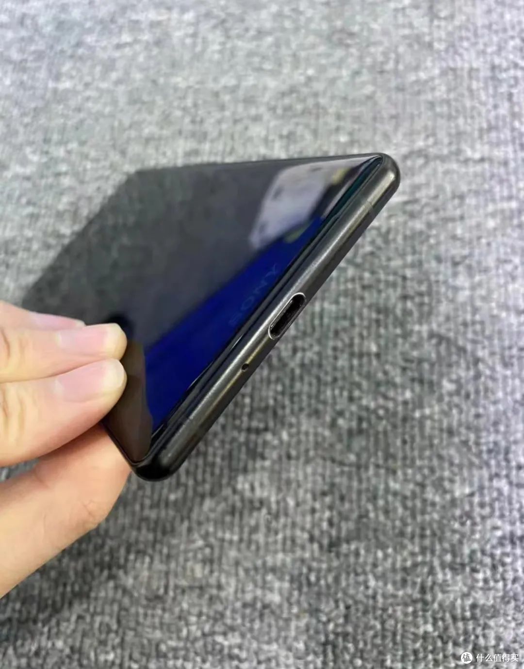 摄影方面虽然没走双摄像头的潮流路线,但它搭载了一颗1900万像素的单