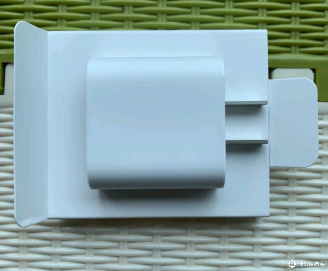 苹果 20W USB - C 充电器：小个头，大能量