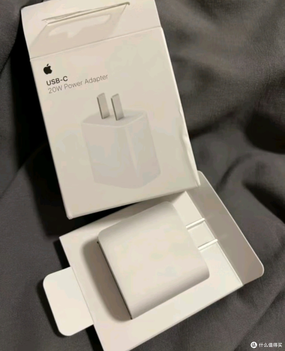 苹果 20W USB - C 充电器：小个头，大能量
