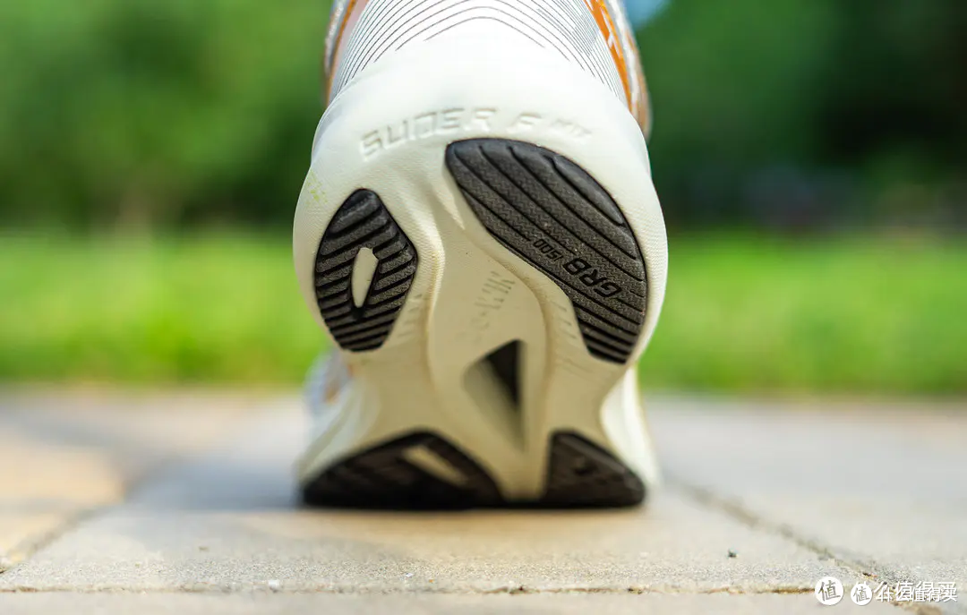 【24年跑鞋回顾】万字长文解析,各矩阵最值得买的15双跑鞋
