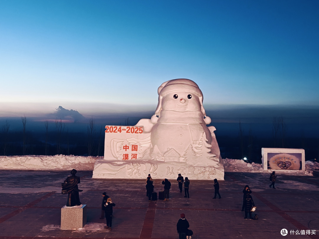 火车站门口的大雪人
