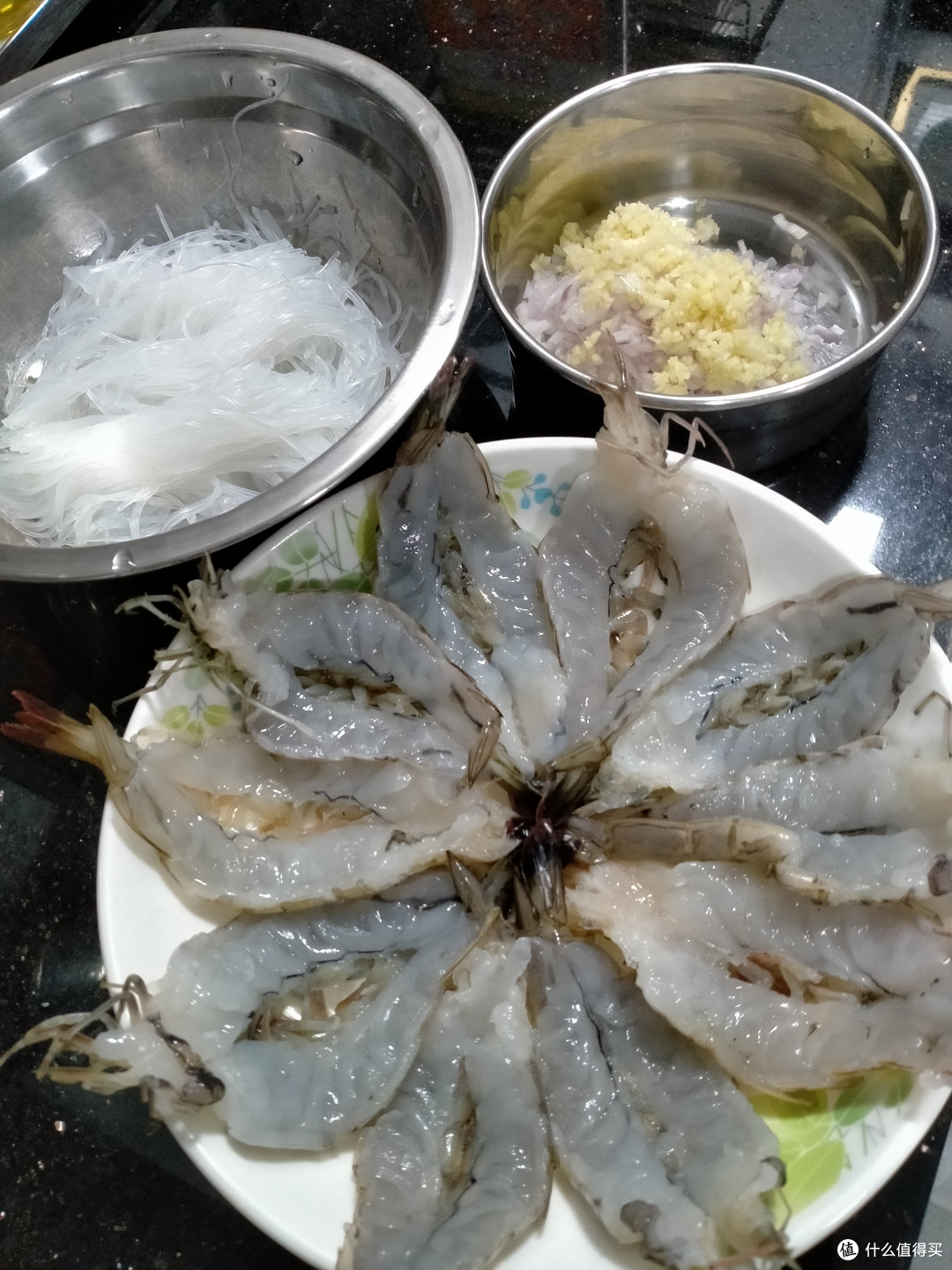 吃货们,快来试试这道蒜蓉粉丝蒸大虾吧!