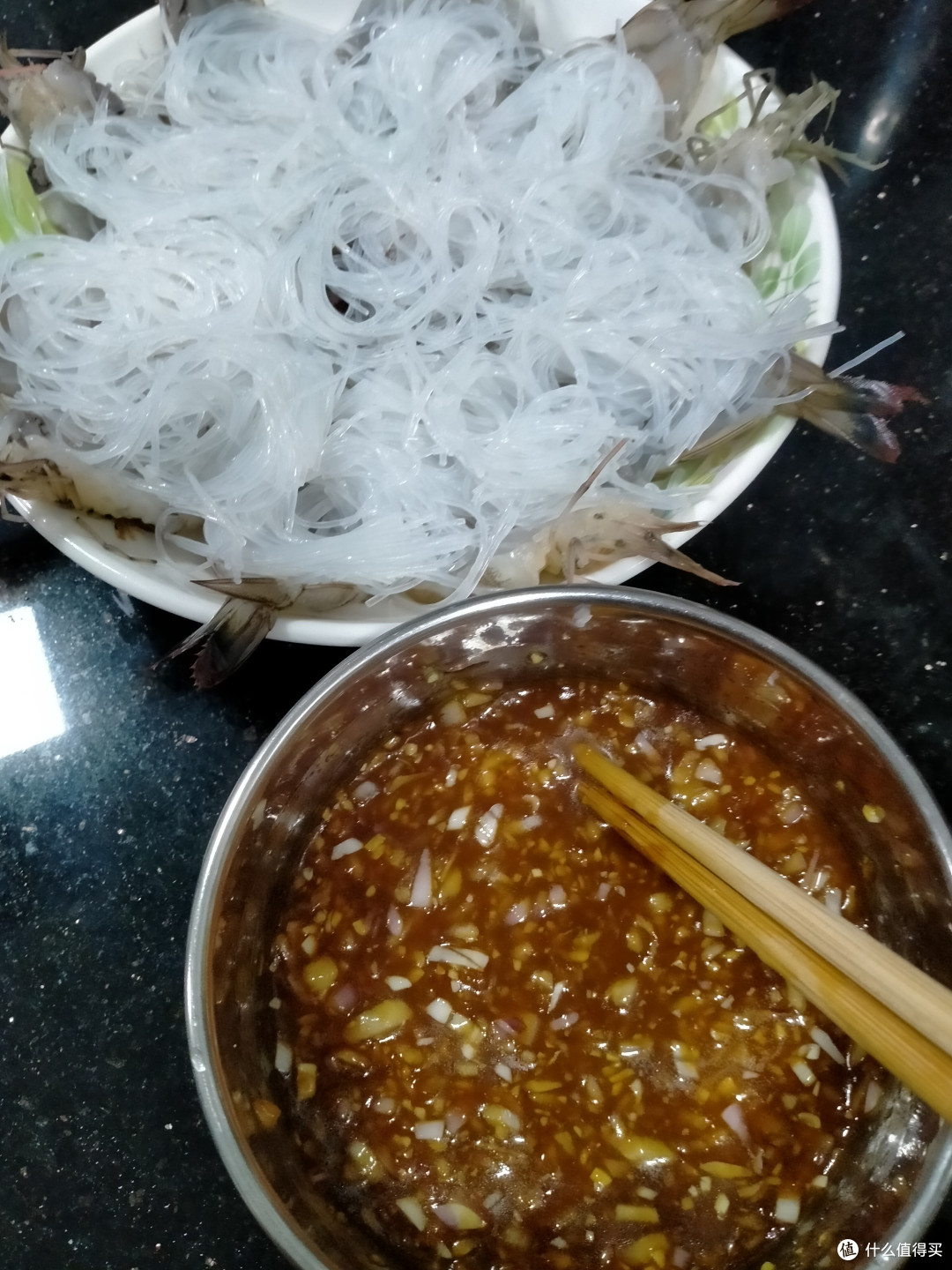 吃货们,快来试试这道蒜蓉粉丝蒸大虾吧!