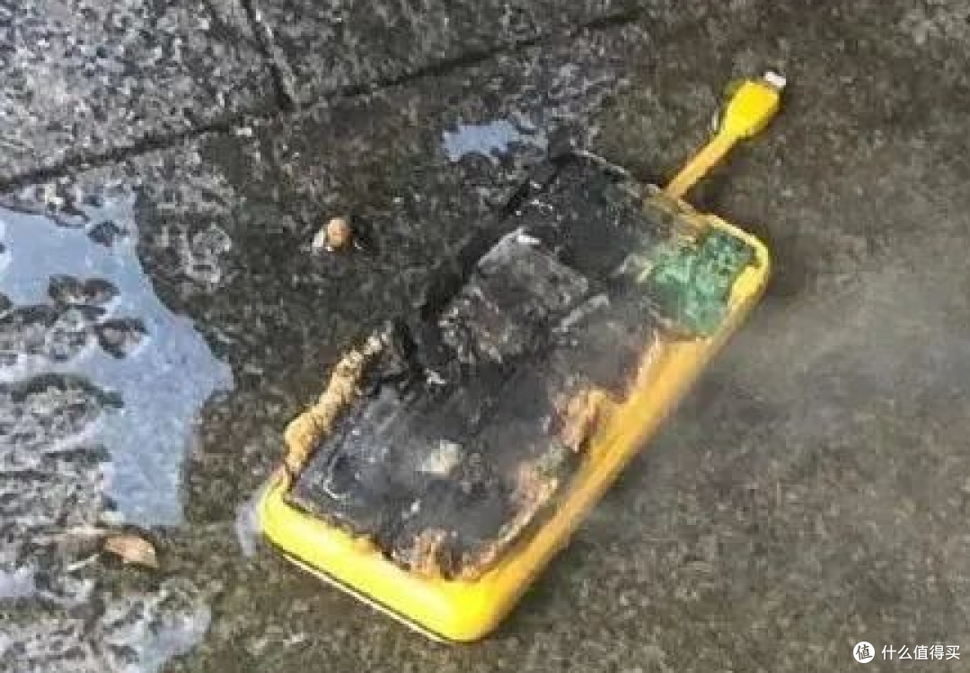 又能无线充电,又自带数据线--西圣无线充电宝量大管饱又安全。
