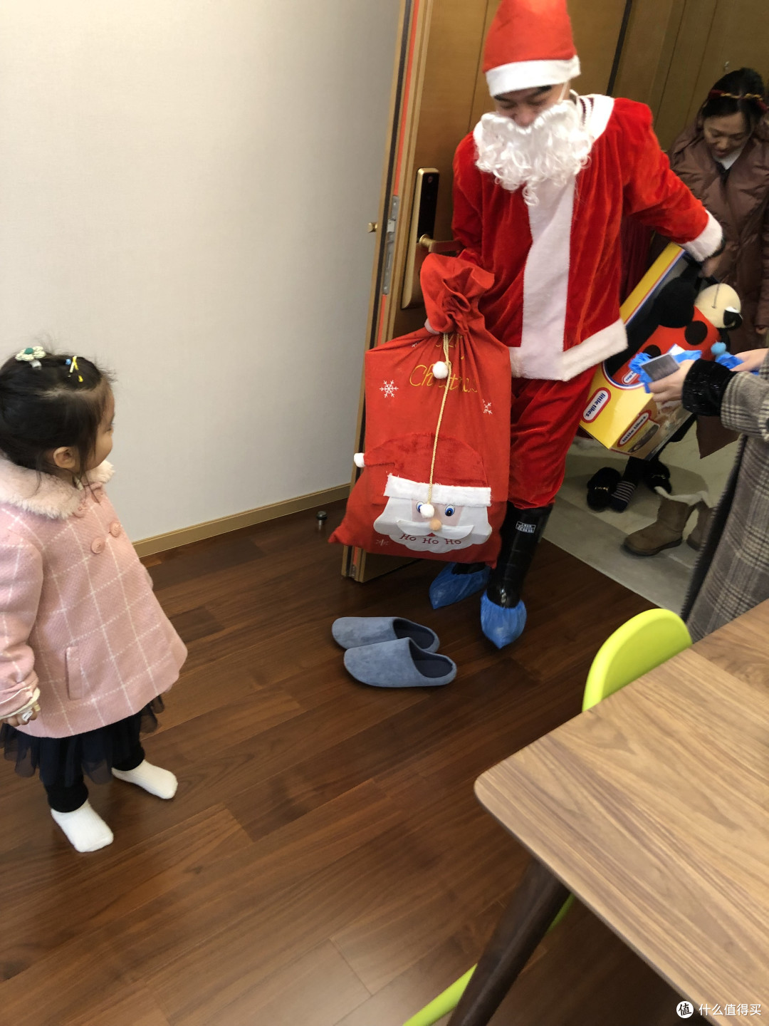 圣诞老人来敲门,你知道小孩子有多欢喜吗?