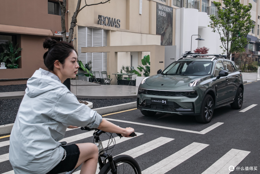 领克01,超强Drive-E动力系统,极致驾控轻松应对