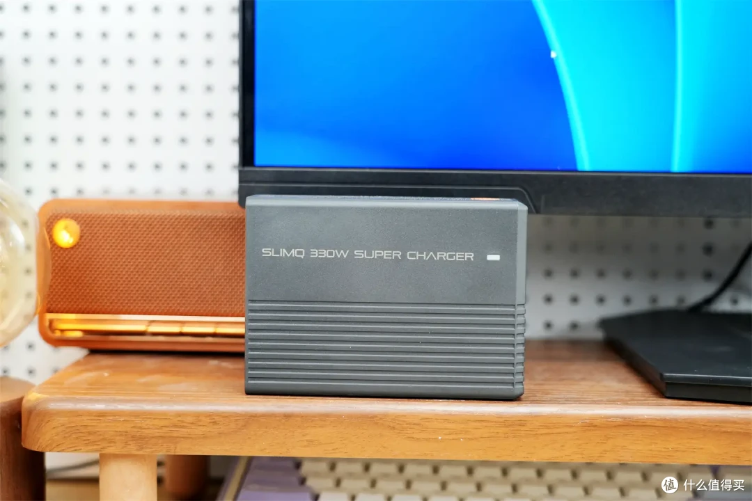 SlimQ F330:氮化镓科技,重塑笔记本充电器小巧新风尚