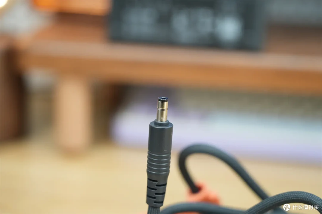 SlimQ F330:氮化镓科技,重塑笔记本充电器小巧新风尚