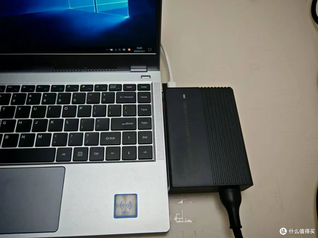 SlimQ F330:氮化镓科技,重塑笔记本充电器小巧新风尚