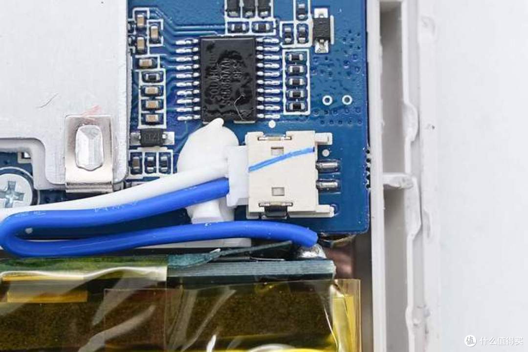 内置三块紫建软包电芯,OPPO SUPERVOOC 80W超级闪充移动电源拆解