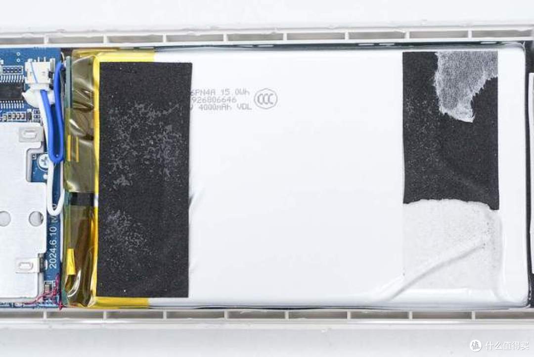 内置三块紫建软包电芯,OPPO SUPERVOOC 80W超级闪充移动电源拆解