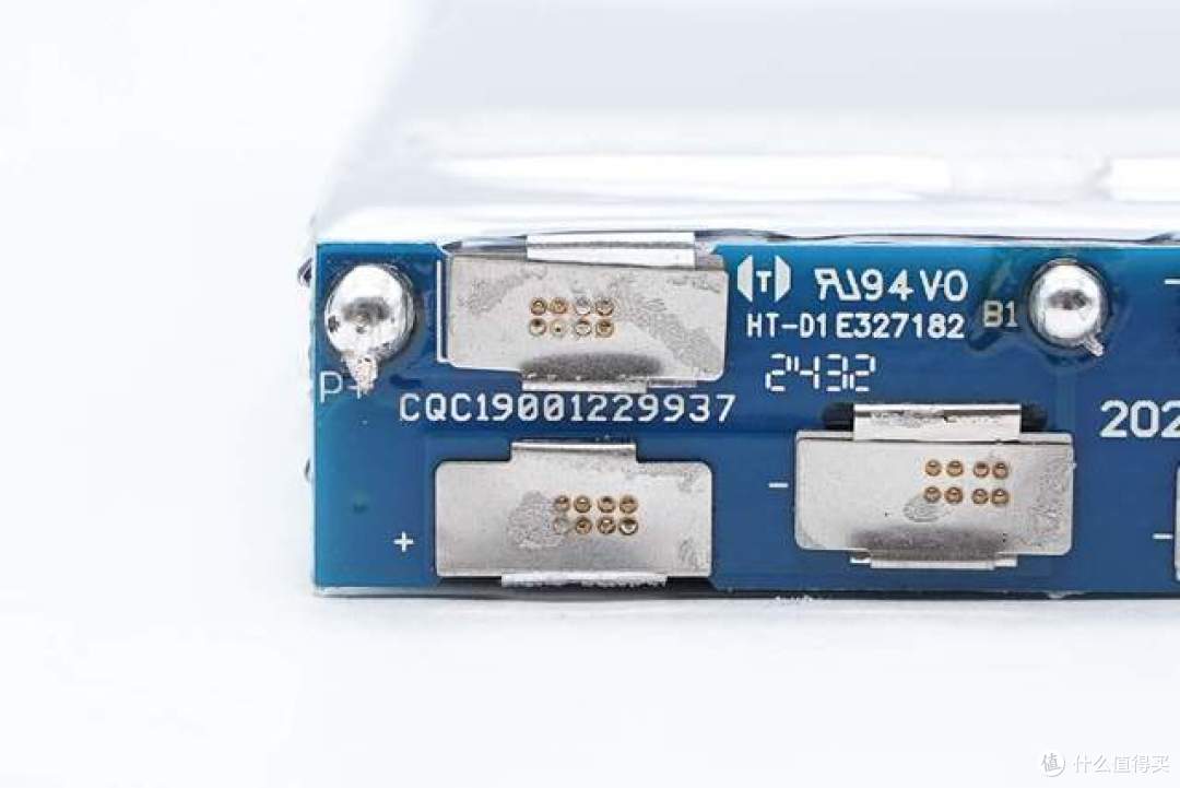 内置三块紫建软包电芯,OPPO SUPERVOOC 80W超级闪充移动电源拆解