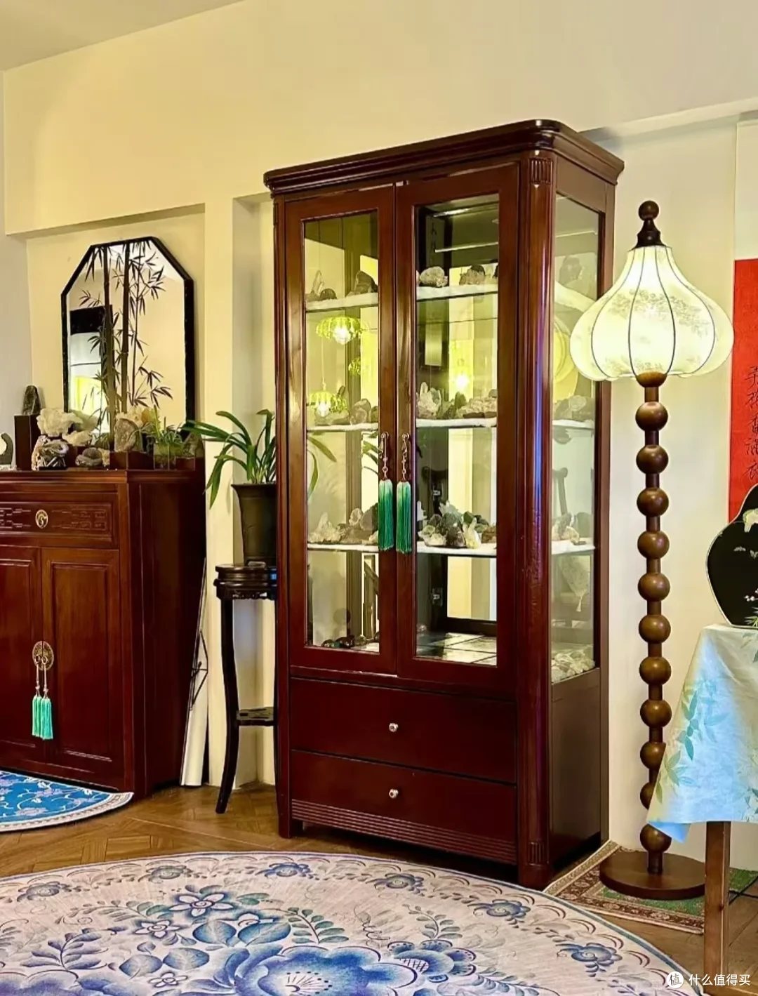 “甄嬛粉”的家,装修得“宫里宫气”,大红配大绿,网友:好品味
