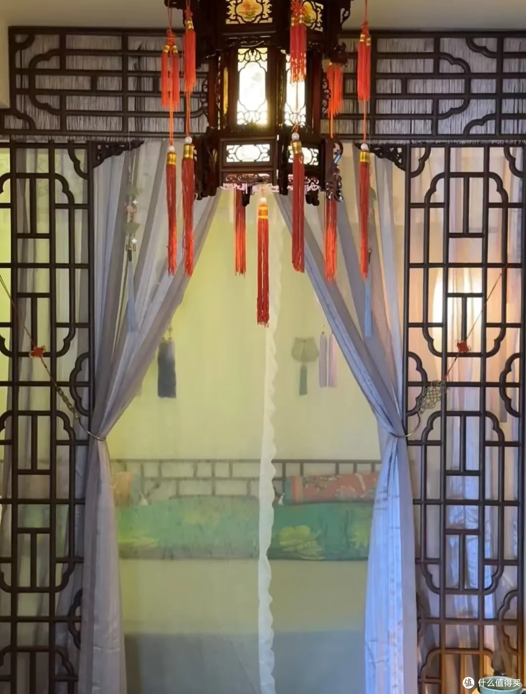 “甄嬛粉”的家,装修得“宫里宫气”,大红配大绿,网友:好品味