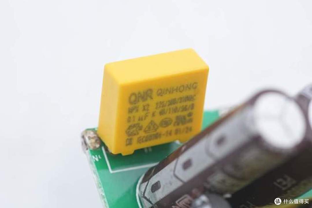 内置1节亿纬锂能电芯,ROCK随行 PD30W GaN三合一移动电源拆解
