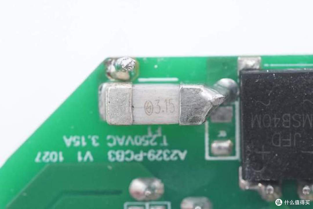 内置1节亿纬锂能电芯,ROCK随行 PD30W GaN三合一移动电源拆解