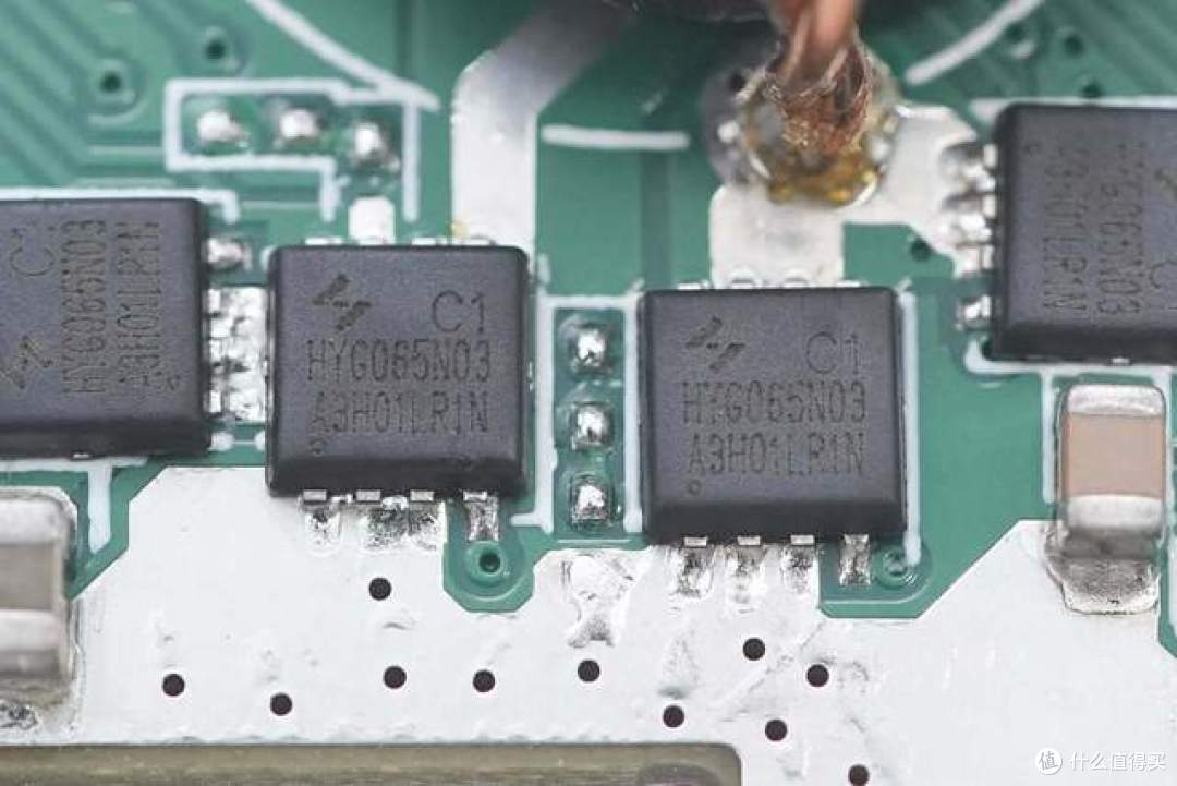内置1节亿纬锂能电芯,ROCK随行 PD30W GaN三合一移动电源拆解