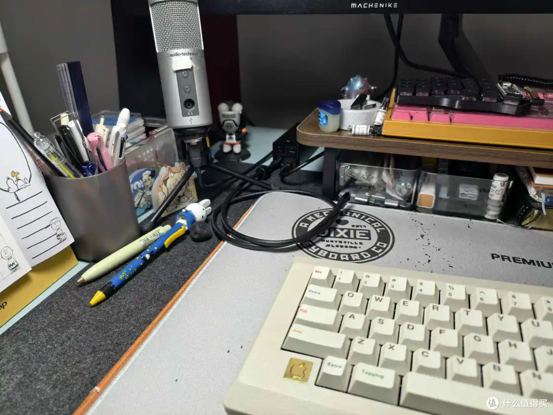在桌面上收起来基本不占操作区