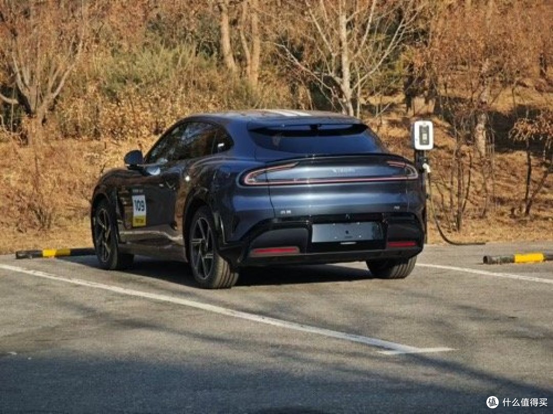 小米YU7实车曝光!的确是好看,比Model Y还大,明年夏季上市