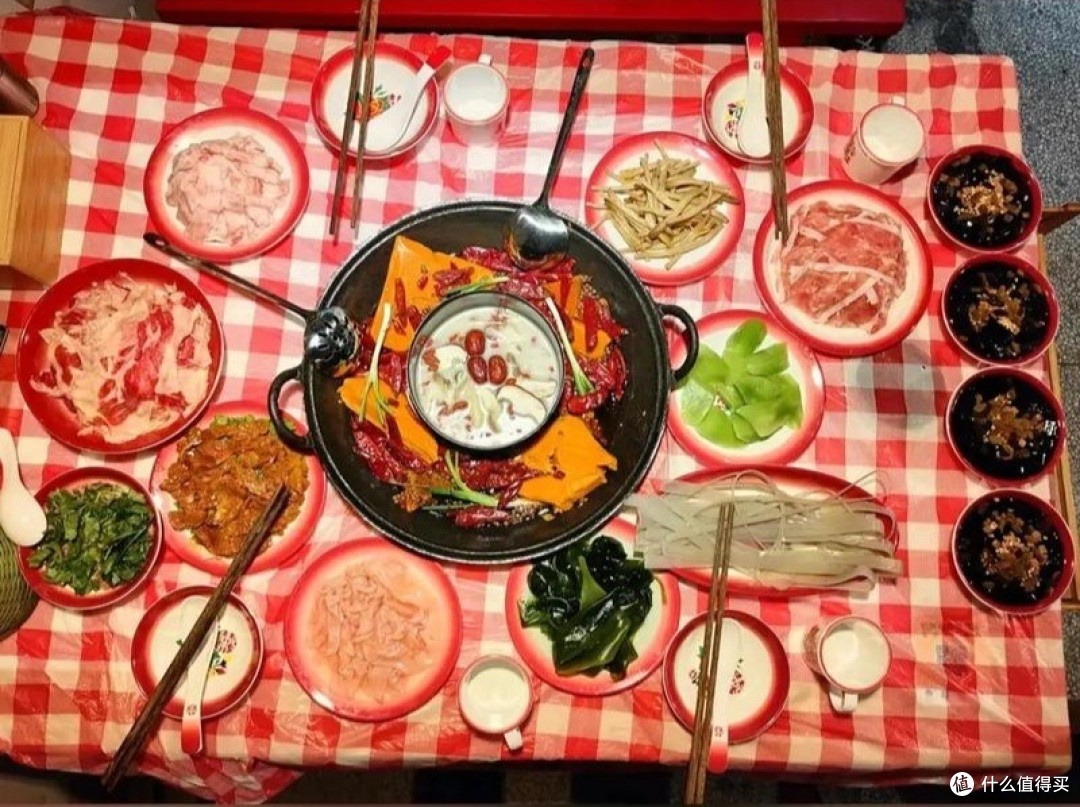 双旦欢聚:美食、游戏与礼物交换的温馨时光