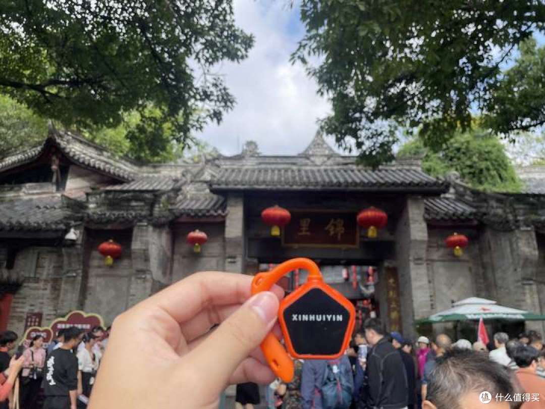 游客使用芯汇音讲解器参观博物馆