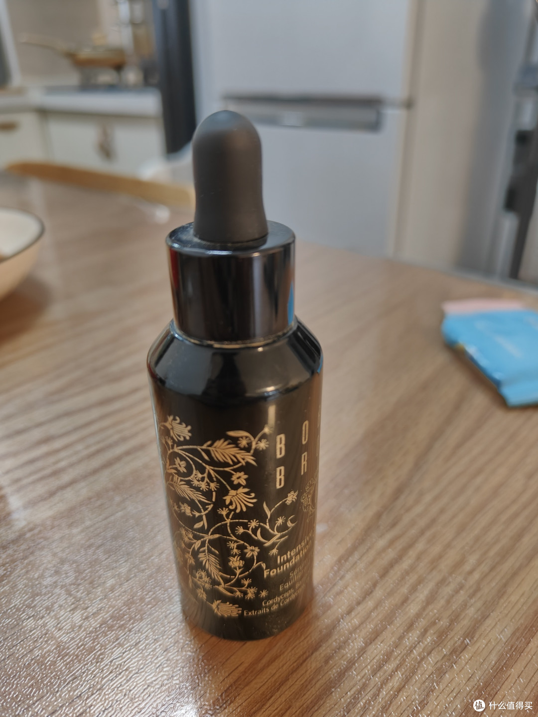 BOBBBI BROWN虫草养肤粉底液:奢华养护,重塑肌肤光泽