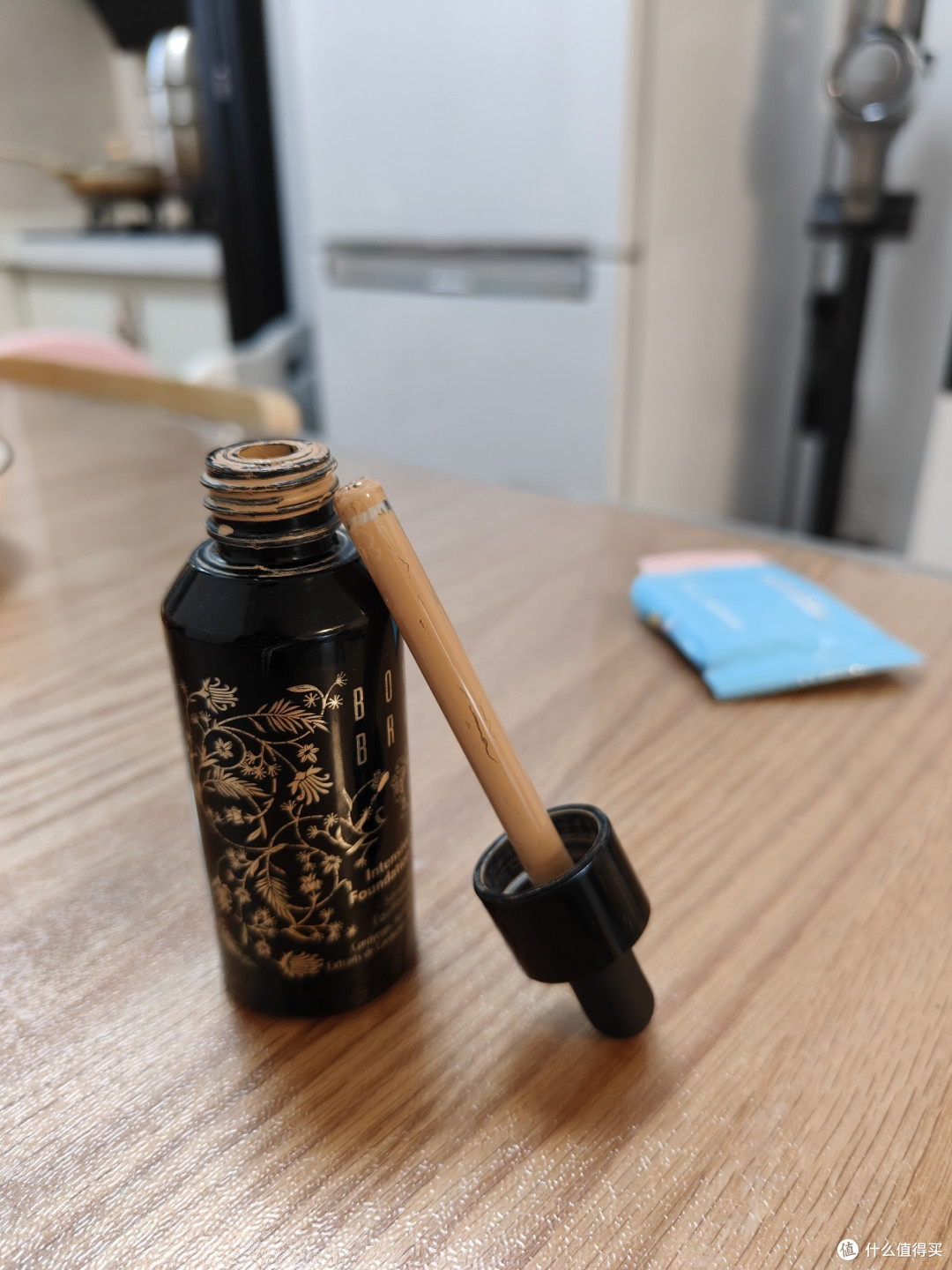 BOBBBI BROWN虫草养肤粉底液：奢华养护，重塑肌肤光泽
