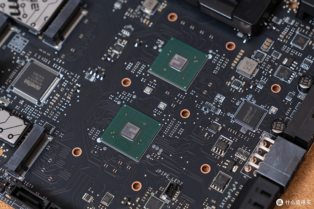 终身质保的顶配X870E主板,微星 MEG X870E GODLIKE 超神开箱体验